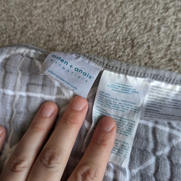 Aden + Anais Muslin crib blanket - Picture 3 of 3